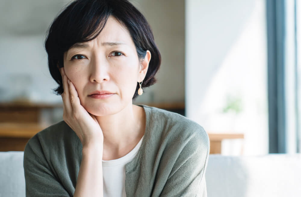 口元を気にする女性