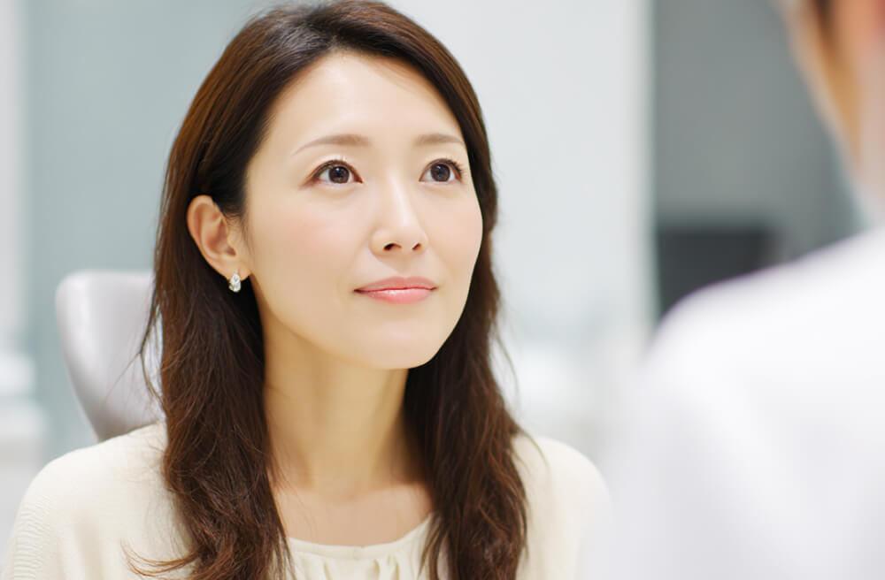 医師の説明を聞く女性患者