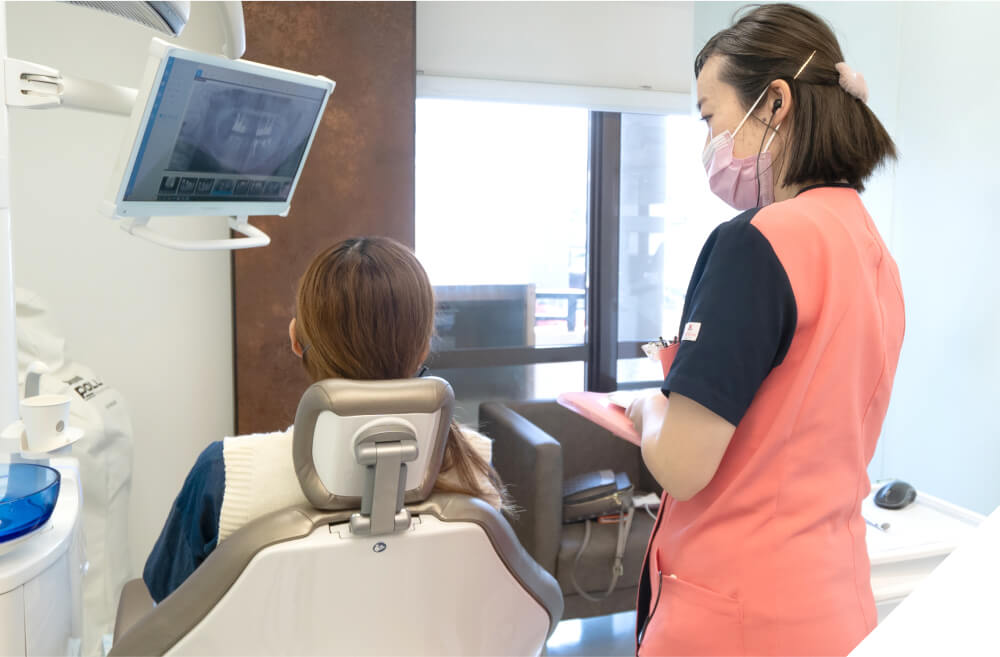 メンテナンスをしている歯科衛生士と患者