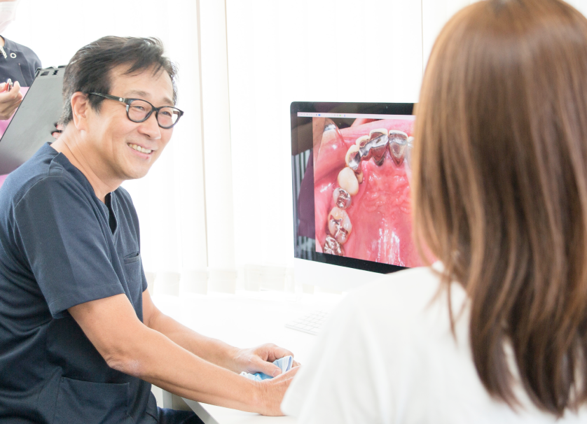 カウンセリングをする院長