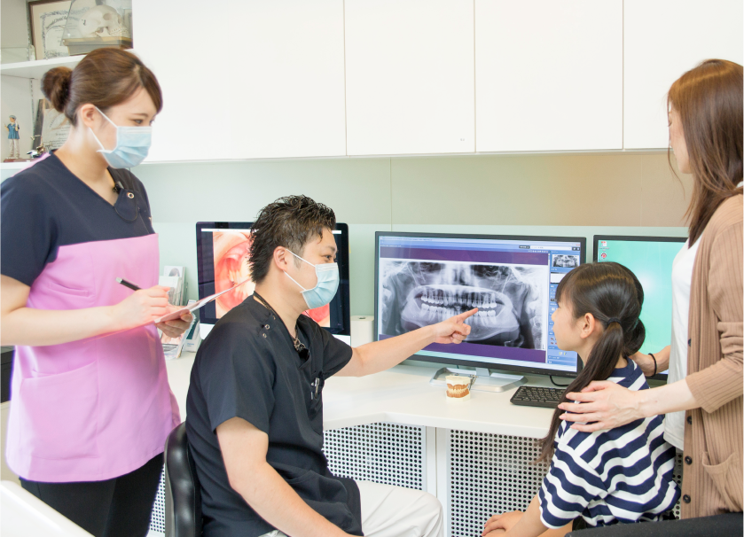 小児診療をするドクターと歯科衛生士