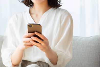 WEB予約をする女性