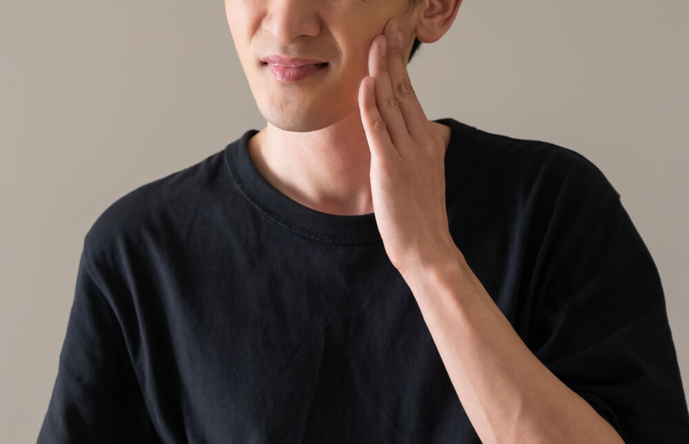 インプラントの痛みを気にする男性