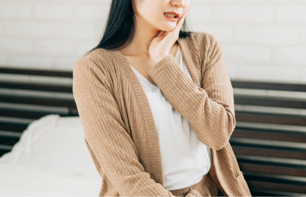 歯の腫れが気になっている女性