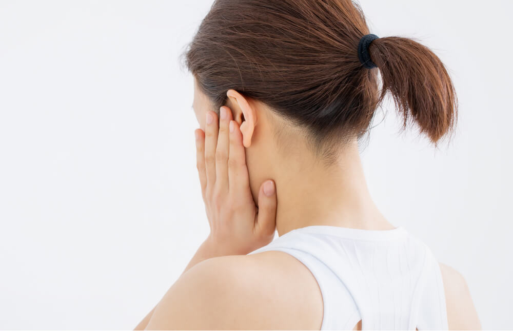 口腔内で出血があり顎を手で抑えている女性