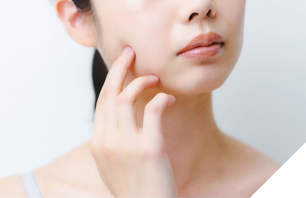 インプラント埋入後に口腔内の違和感を感じている女性。