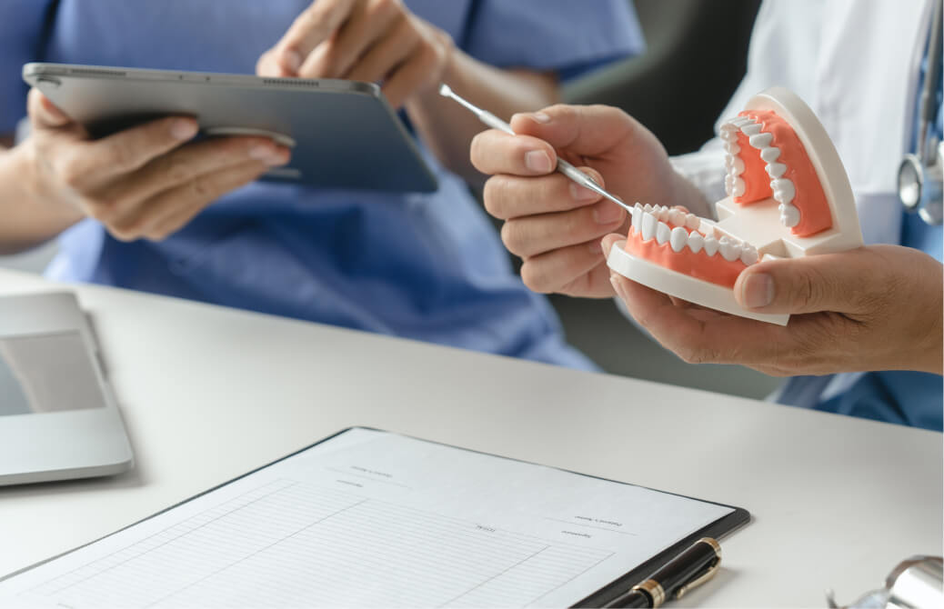 治療計画の提案をしている歯科医師と患者様