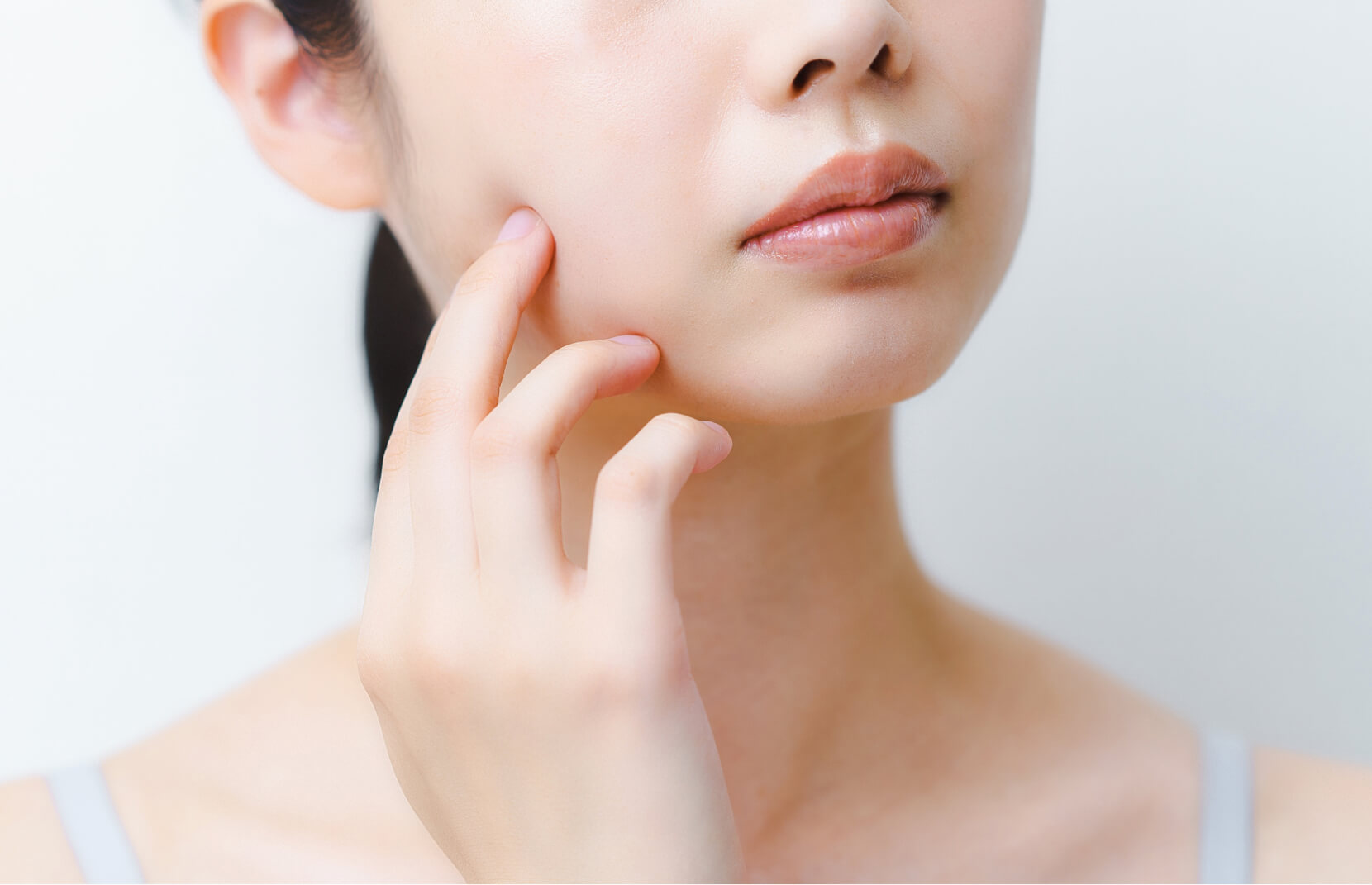 インプラント埋入後に違和感を感じている女性