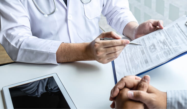 メーカーによる保証の説明をする歯科医師