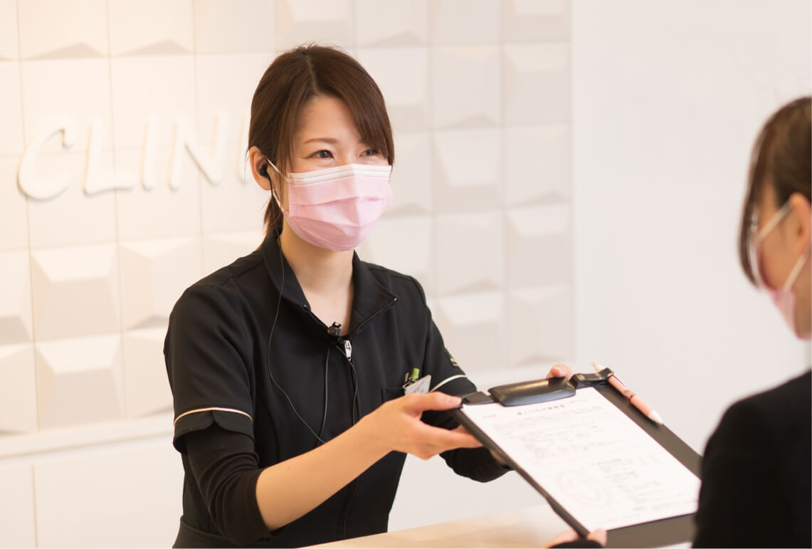 インプラントの説明をするスタッフ