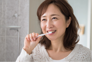 ブラッシングしている女性