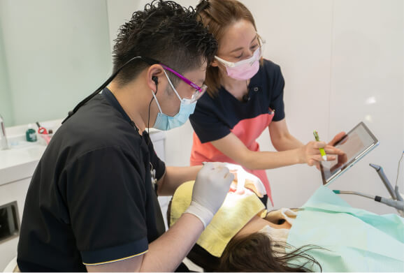 メンテナンス治療をする歯科医師