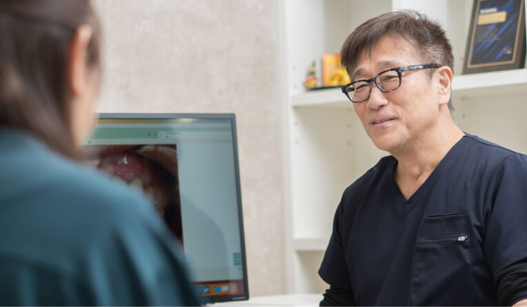 丁寧な説明をする髙田院長