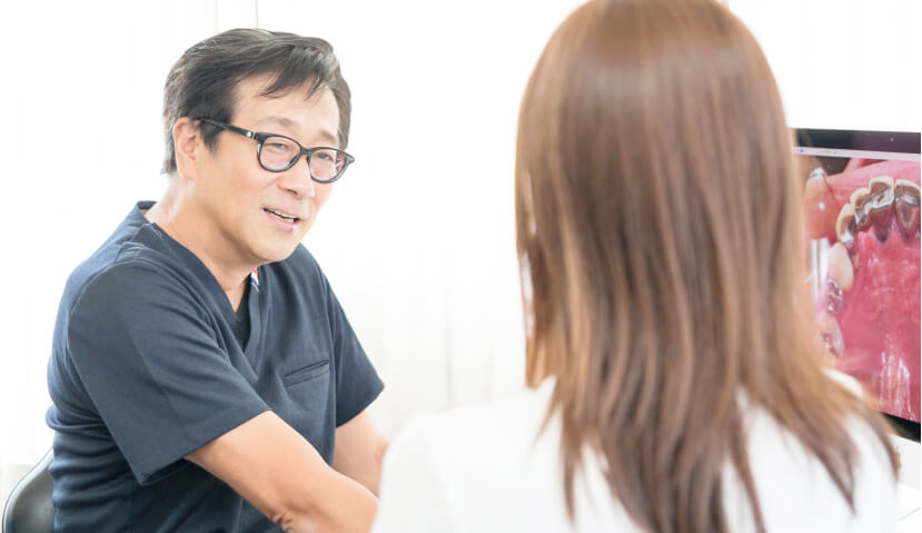 カウンセリングをする歯科院長