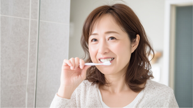 歯のセルフケアを行う女性