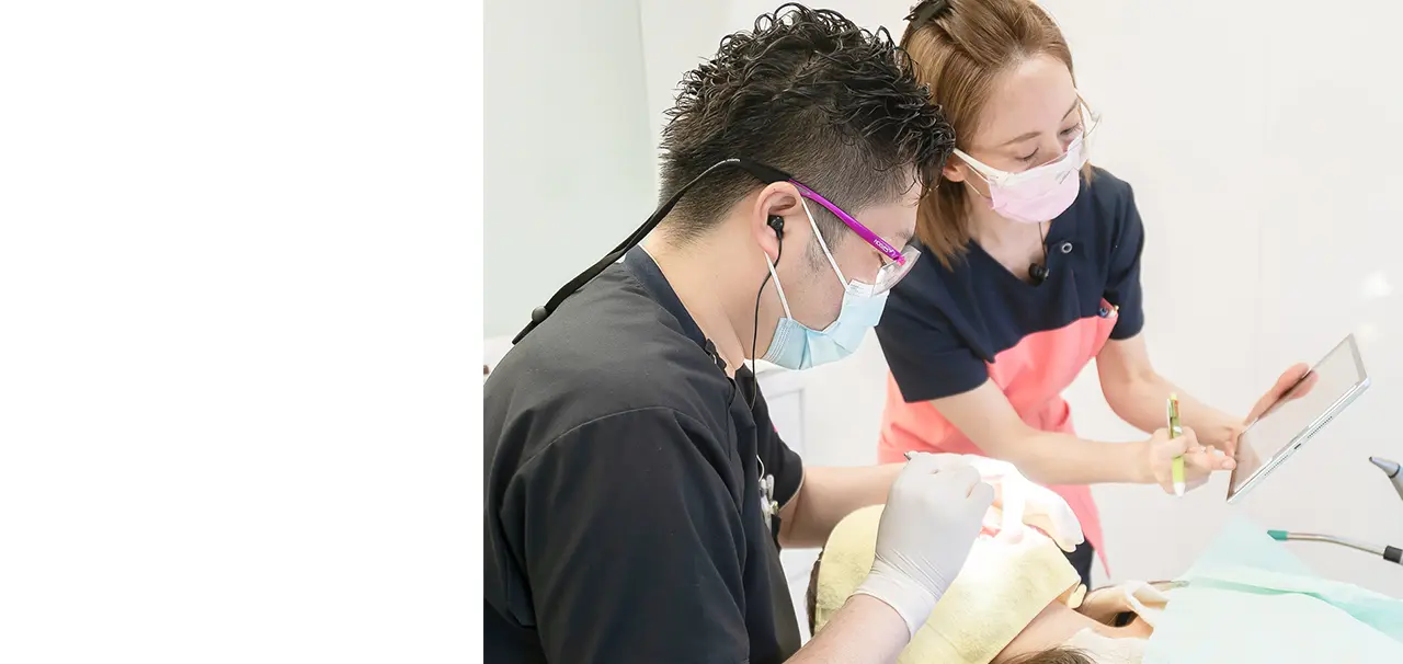 歯科医師と衛生士の治療シーン