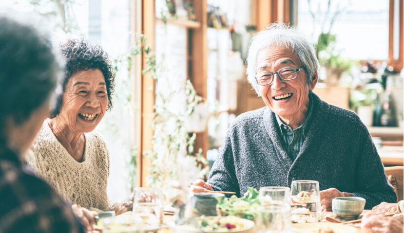 食事を楽しむ高齢夫婦