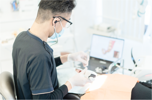 治療の処置をする歯科医師