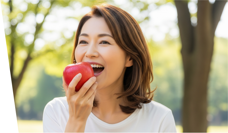 リンゴをかじっている女性
