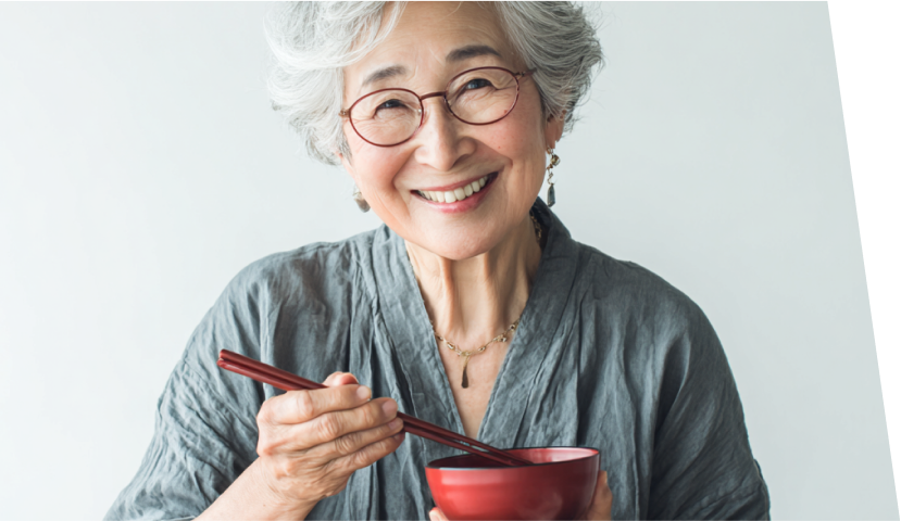 食事を楽しむ高齢女性