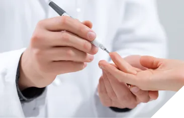 血糖値を調べている歯科医師