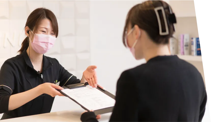 料金表を見せる受付