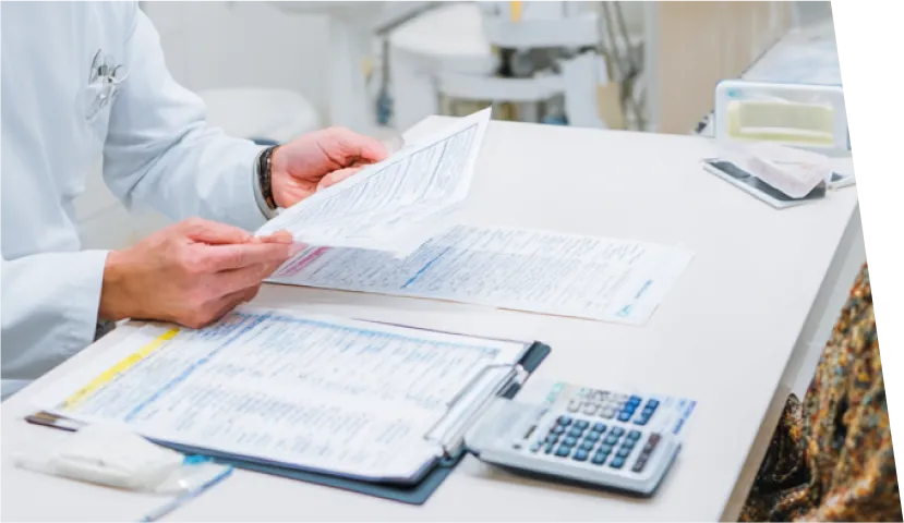 「医療費控除」の説明をする歯科医師