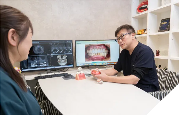 カウンセリングをする歯科医師